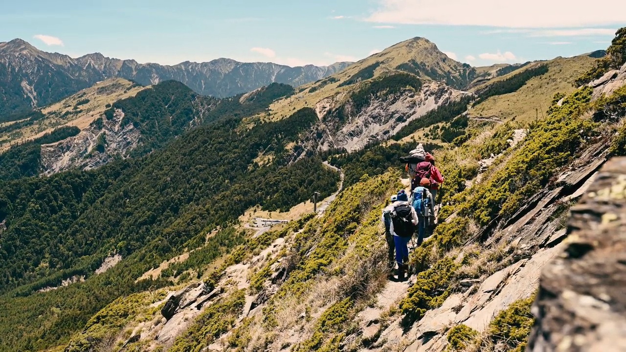 徒步旅行者独自走在山顶上。视频素材