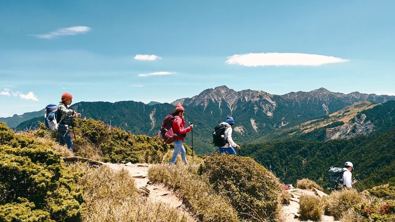 徒步旅行者独自走在山顶上。视频素材