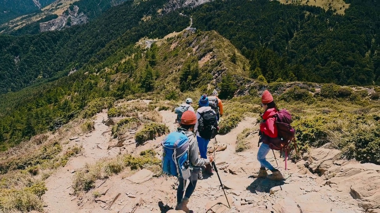 徒步旅行者独自走在山顶上。视频素材