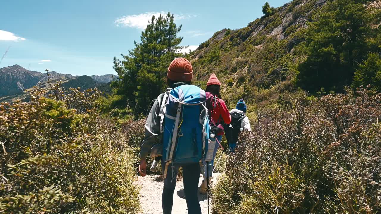 徒步旅行者独自走在山顶上。视频素材