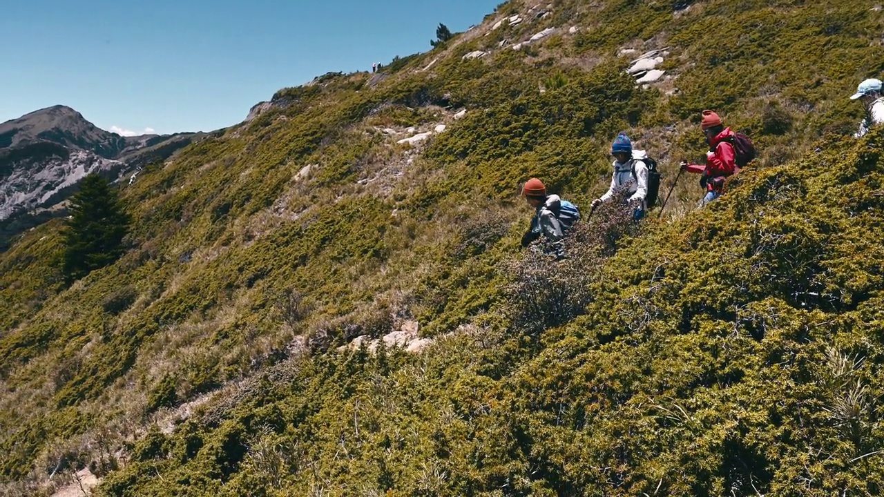 徒步旅行者独自走在山顶上。视频素材