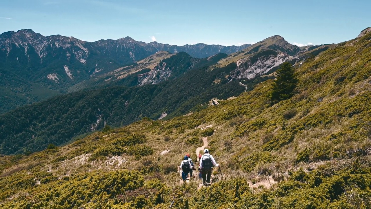 徒步旅行者独自走在山顶上。视频素材