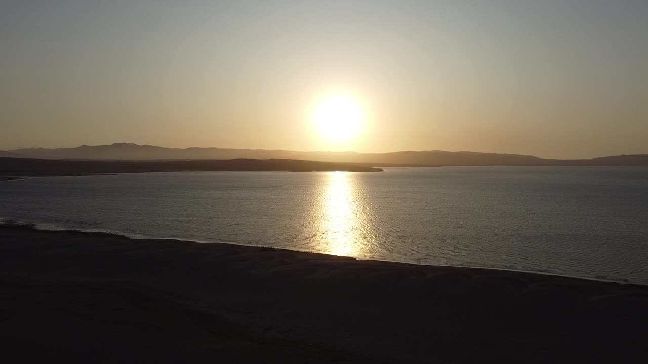 美丽的海景与日落太阳反射在水面上，为壁纸视频素材