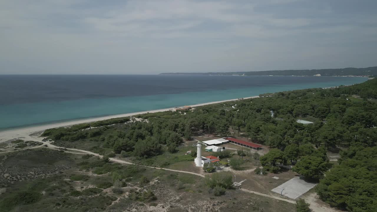 无人机拍摄的海景，波西迪灯塔被绿树包围视频素材