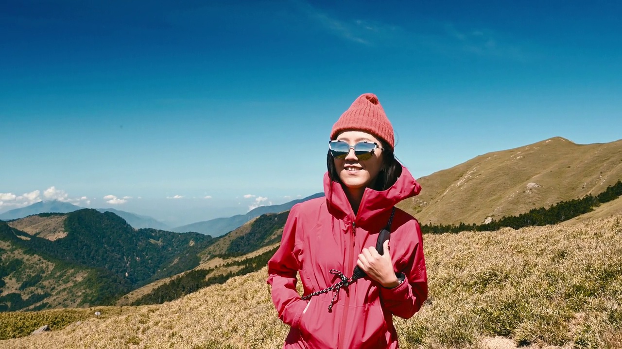 徒步旅行者独自走在山顶上。视频素材