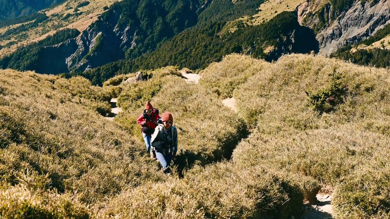 徒步旅行者独自走在山顶上。视频素材