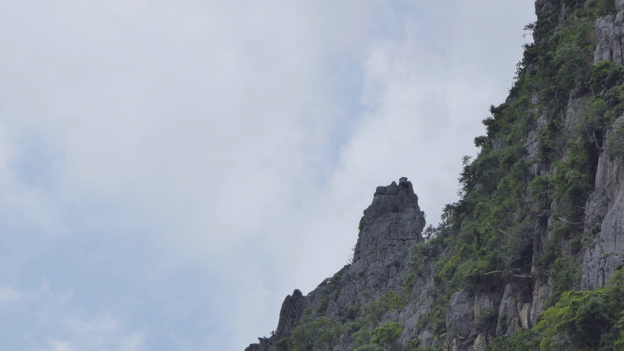 移动的云漂浮在天空。视频素材