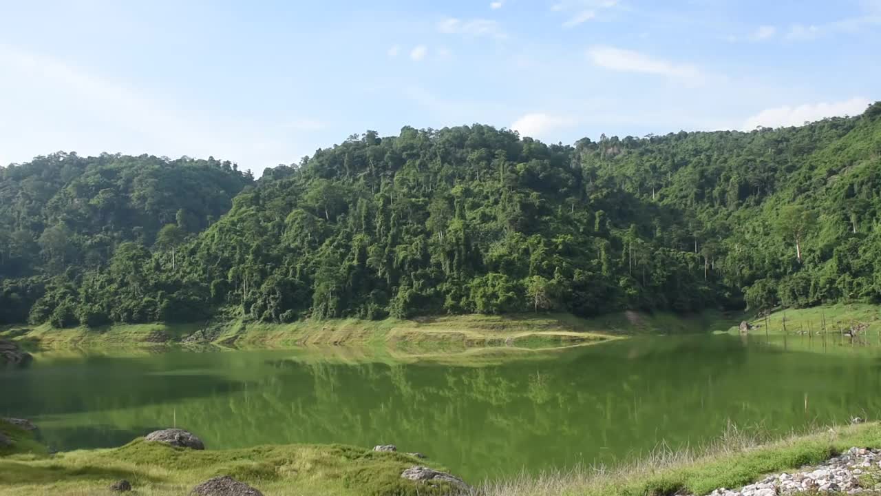 以山为背景的九龙巴生水库湖泊景观视频素材