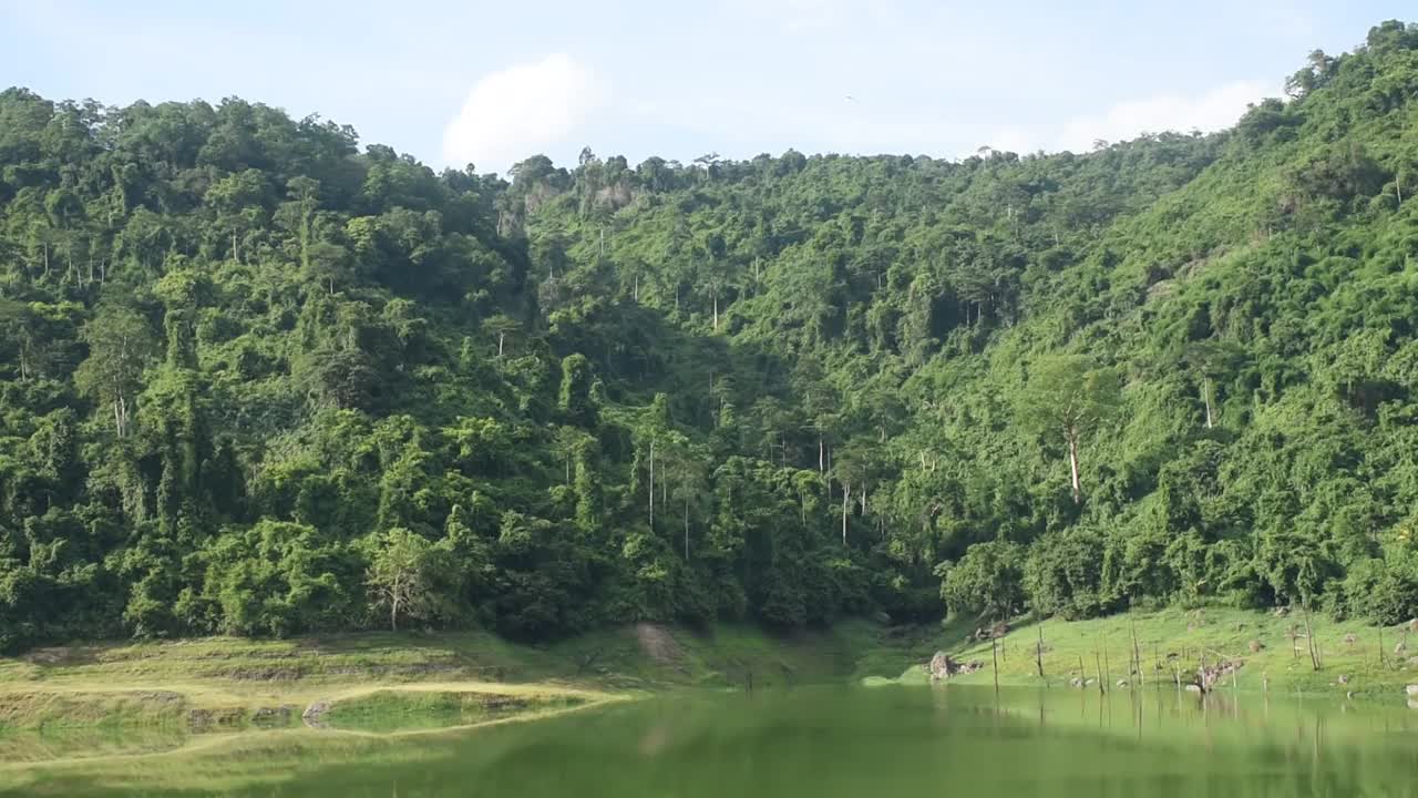 以山为背景的九龙巴生水库湖泊景观视频素材