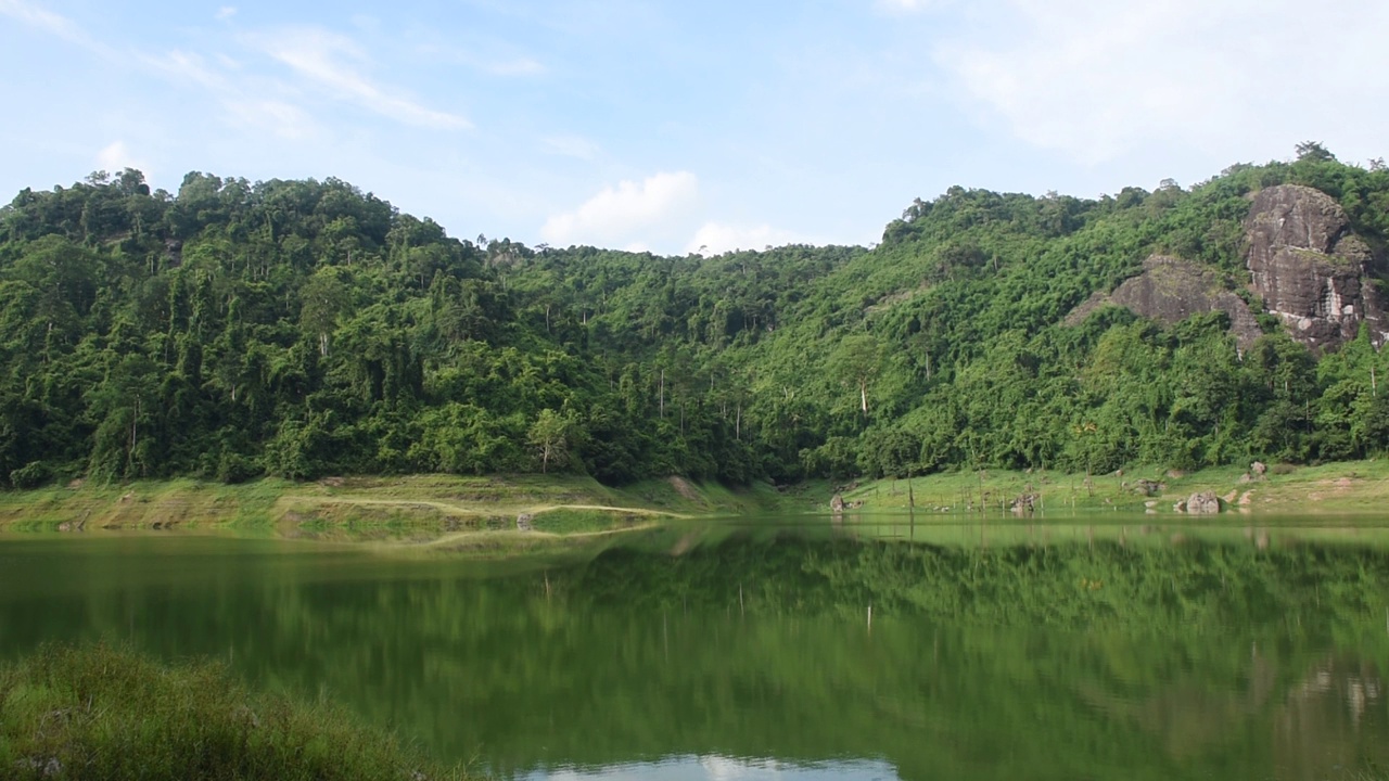 以山为背景的九龙巴生水库湖泊景观视频素材