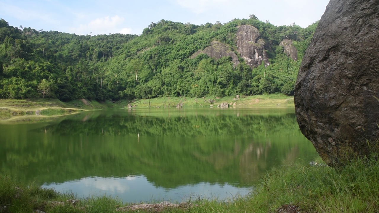 以山为背景的九龙巴生水库湖泊景观视频素材