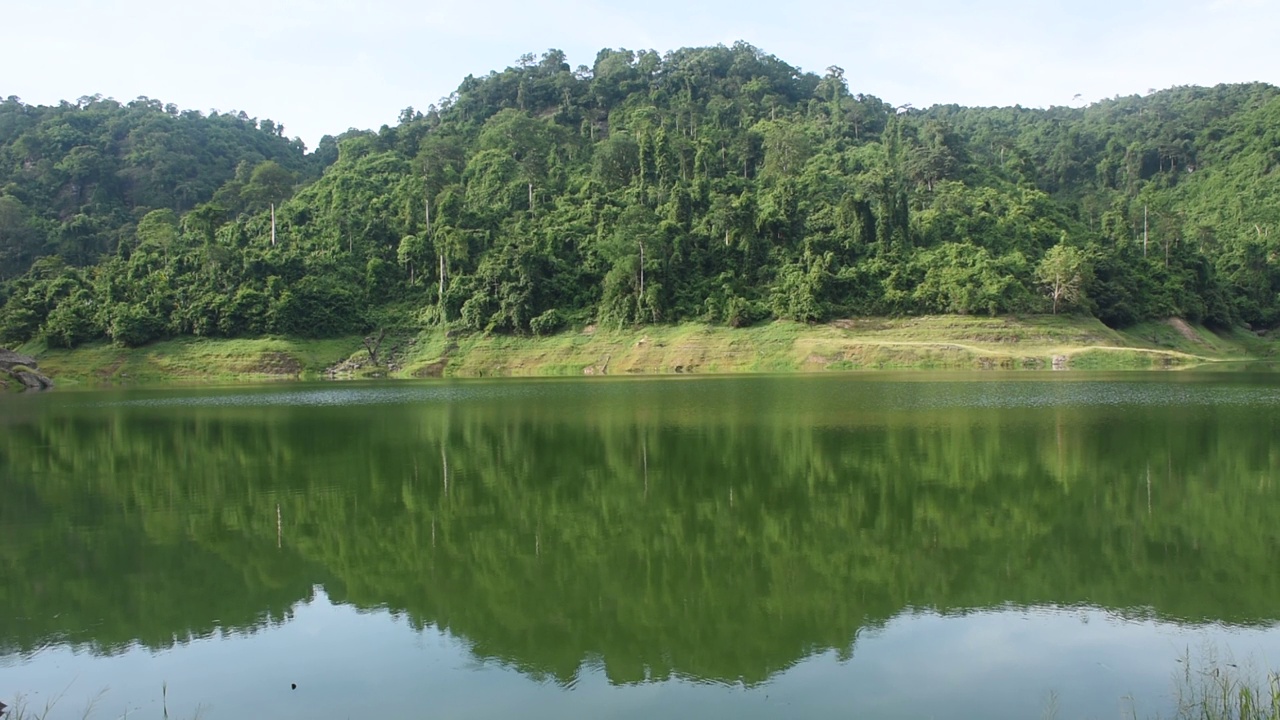 以山为背景的九龙巴生水库湖泊景观视频素材