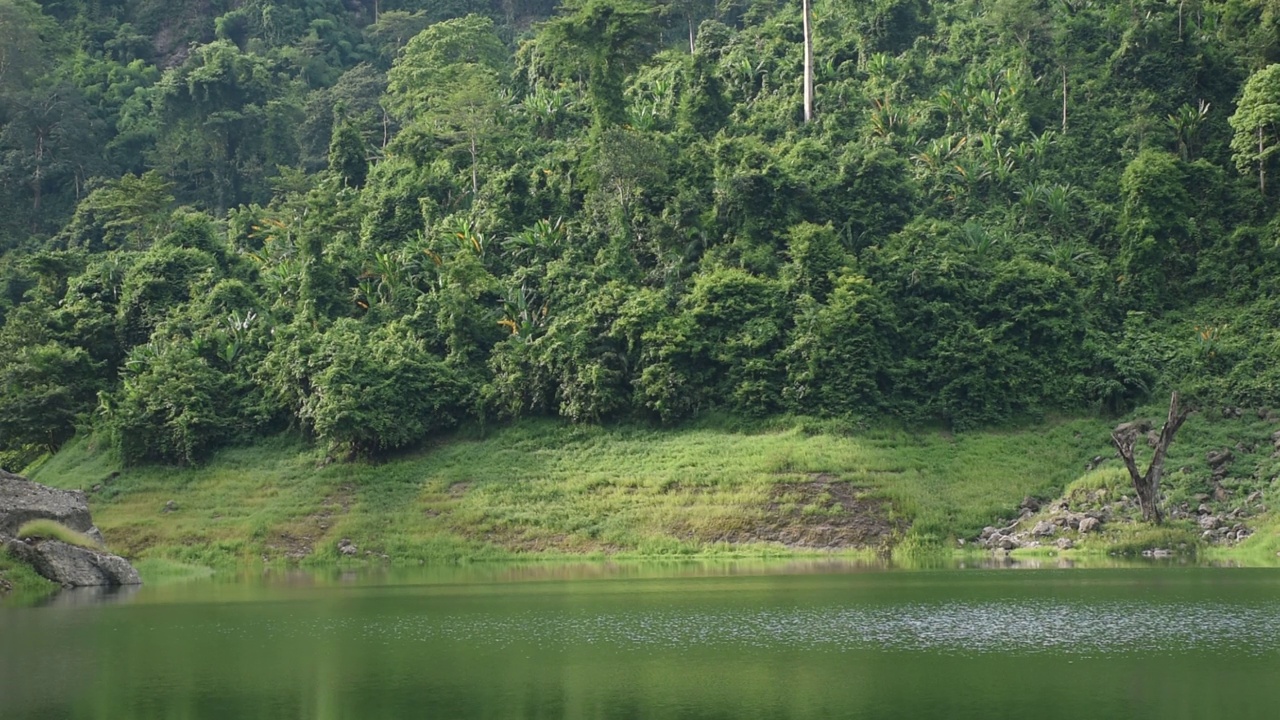 以山为背景的九龙巴生水库湖泊景观视频素材