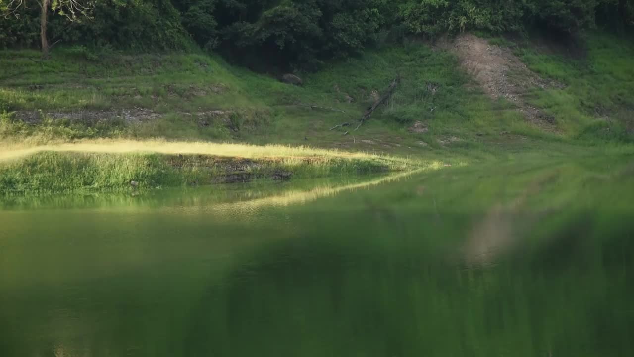 以山为背景的九龙巴生水库湖泊景观视频素材