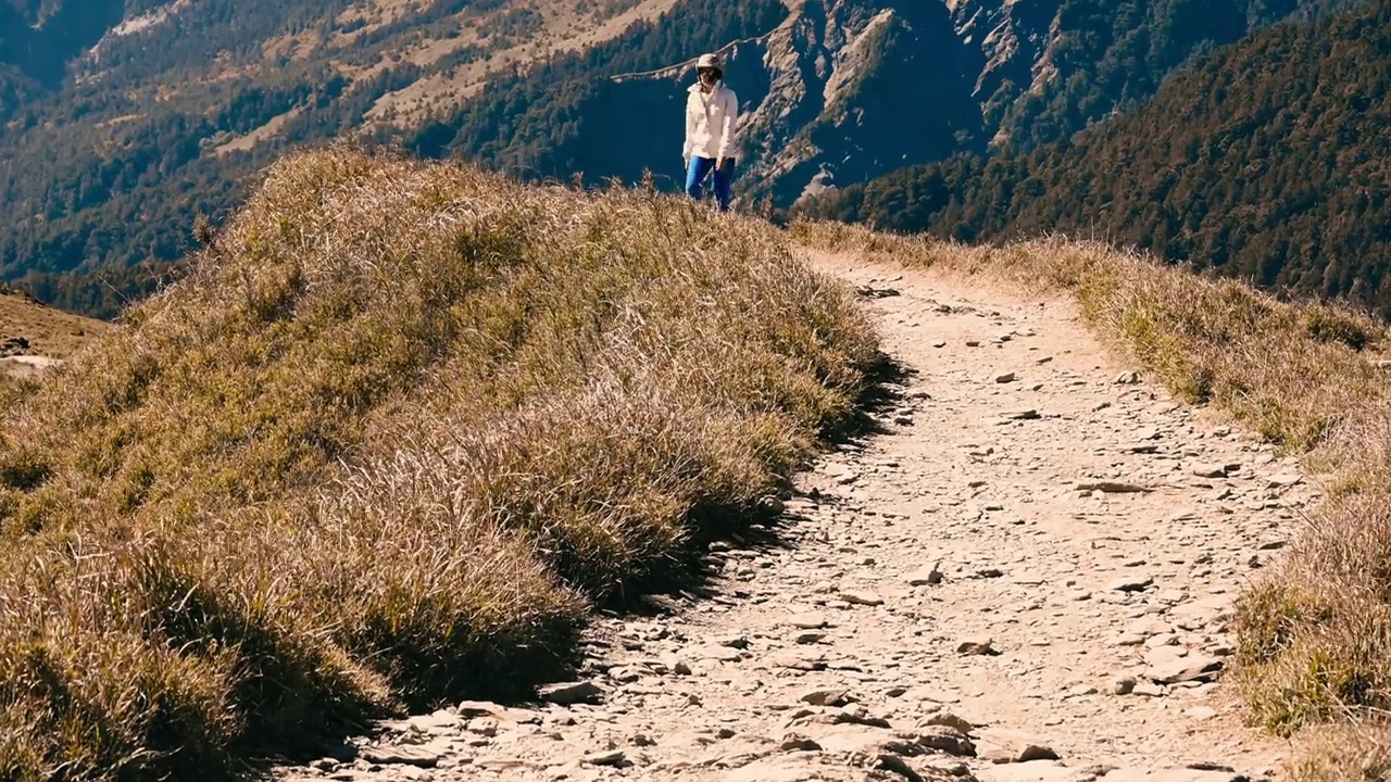 徒步旅行者独自走在山顶上。视频素材