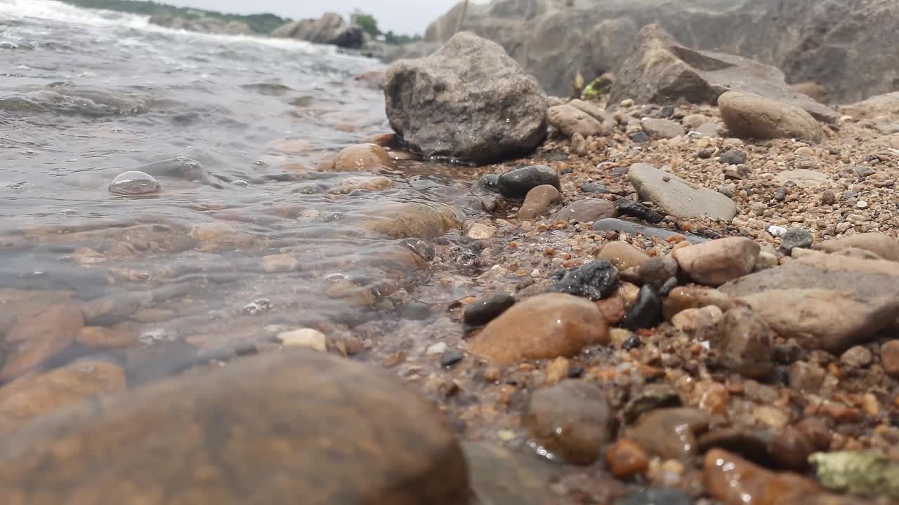 河岸波涛汹涌。视频素材