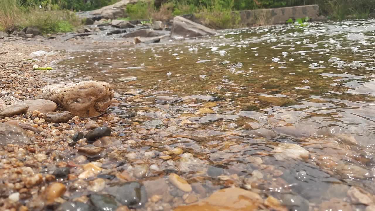 河岸波涛汹涌。视频下载