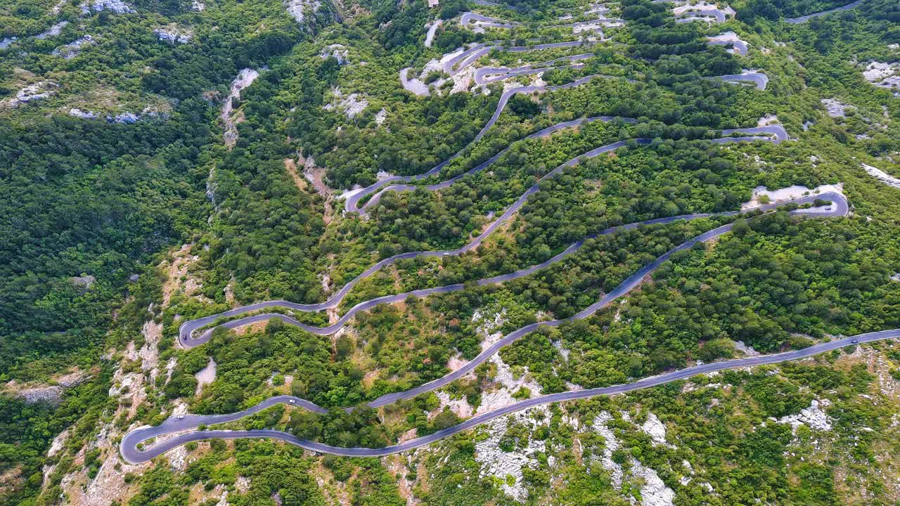 蜿蜒的道路-洛夫肯斯基蜿蜒曲折，有危险的转弯，通往覆盖着植被的黑山山脉的顶部视频素材