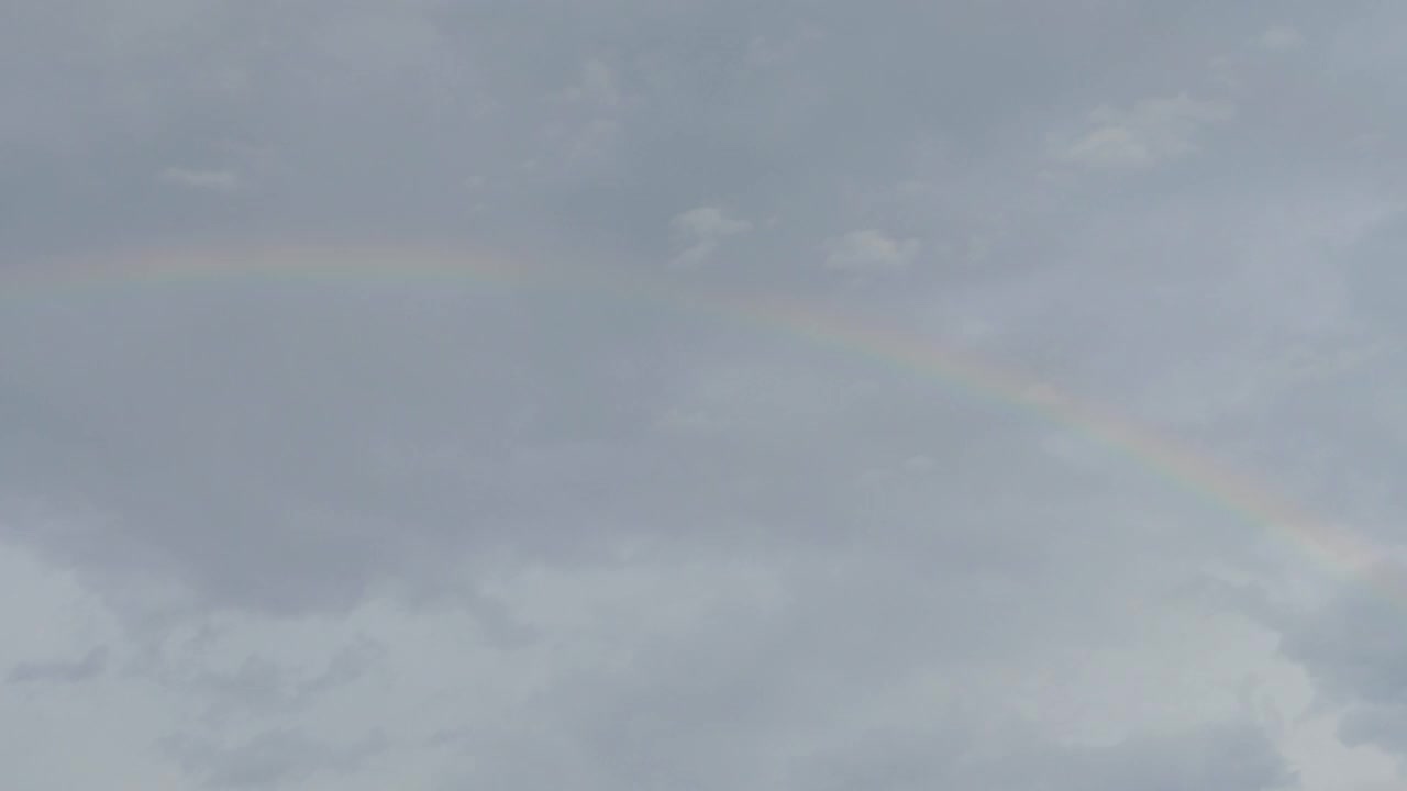 雨后天空上的彩虹。视频素材