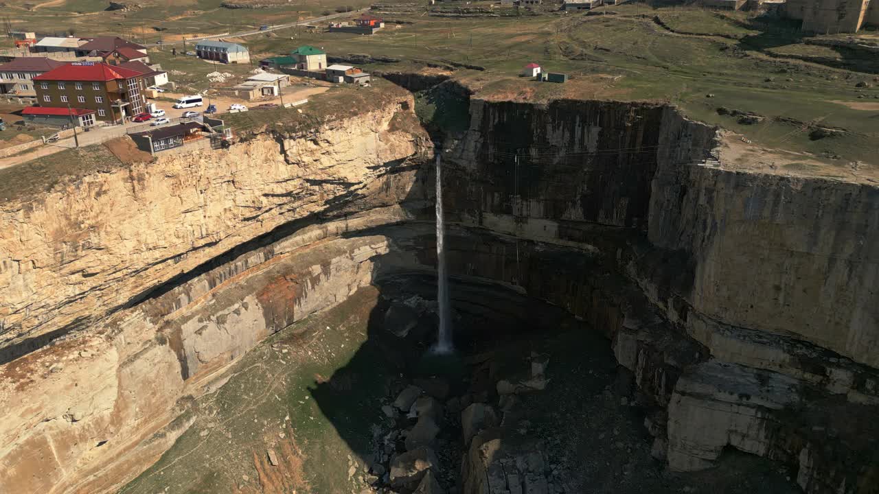 雄伟的高地:空中之旅到Hunzakh村和Tobot瀑布视频素材