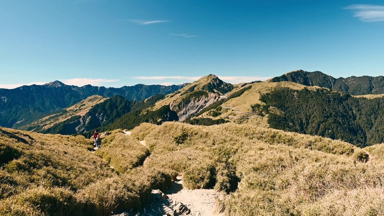 徒步旅行者独自走在山顶上。视频素材