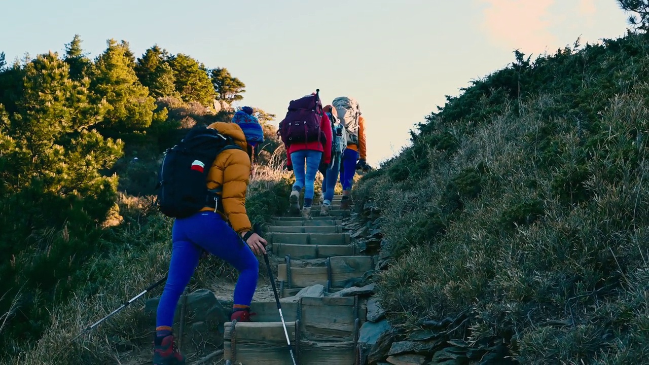 徒步旅行者独自走在山顶上。视频素材