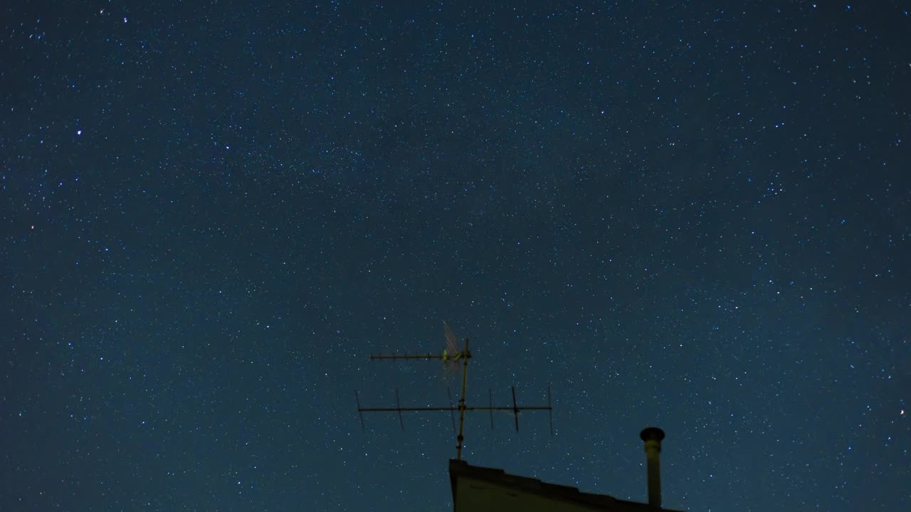 屋顶上的星空划过春天的夜空视频素材