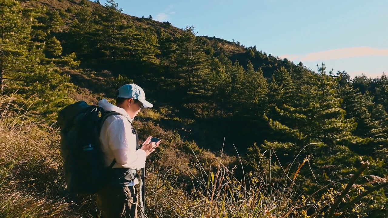 徒步旅行者独自走在山顶上。视频素材