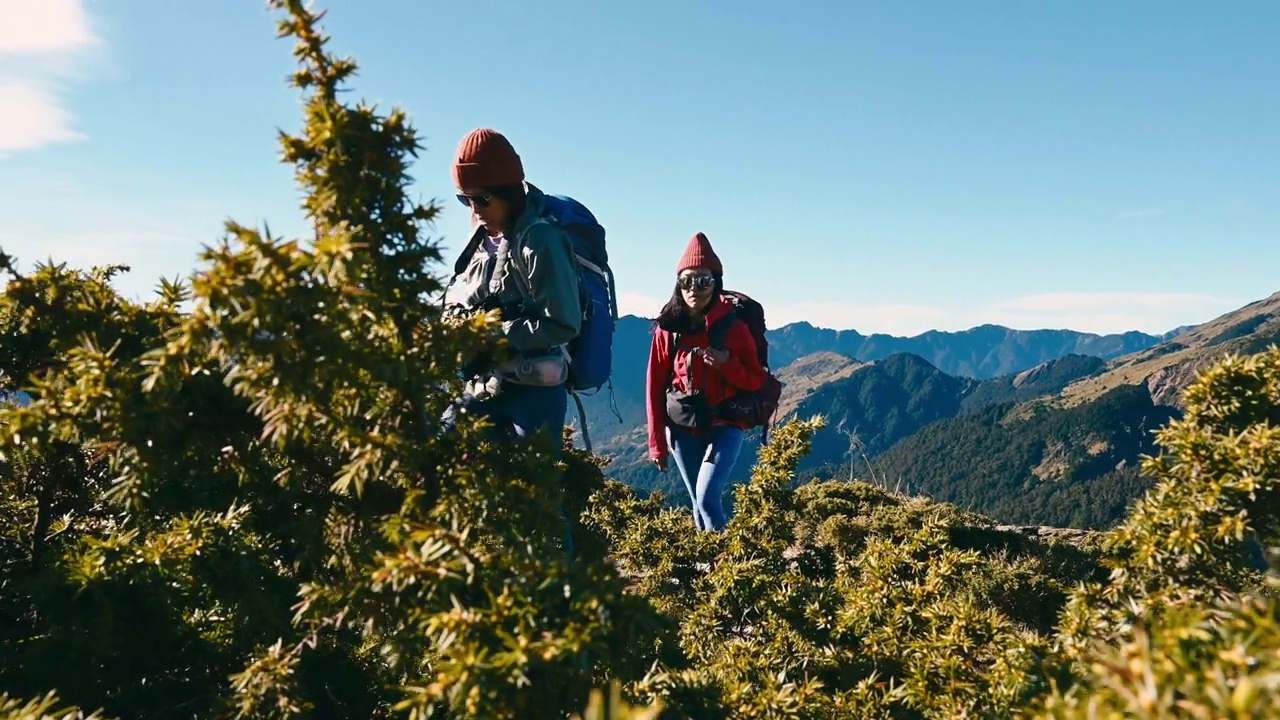 徒步旅行者独自走在山顶上。视频素材