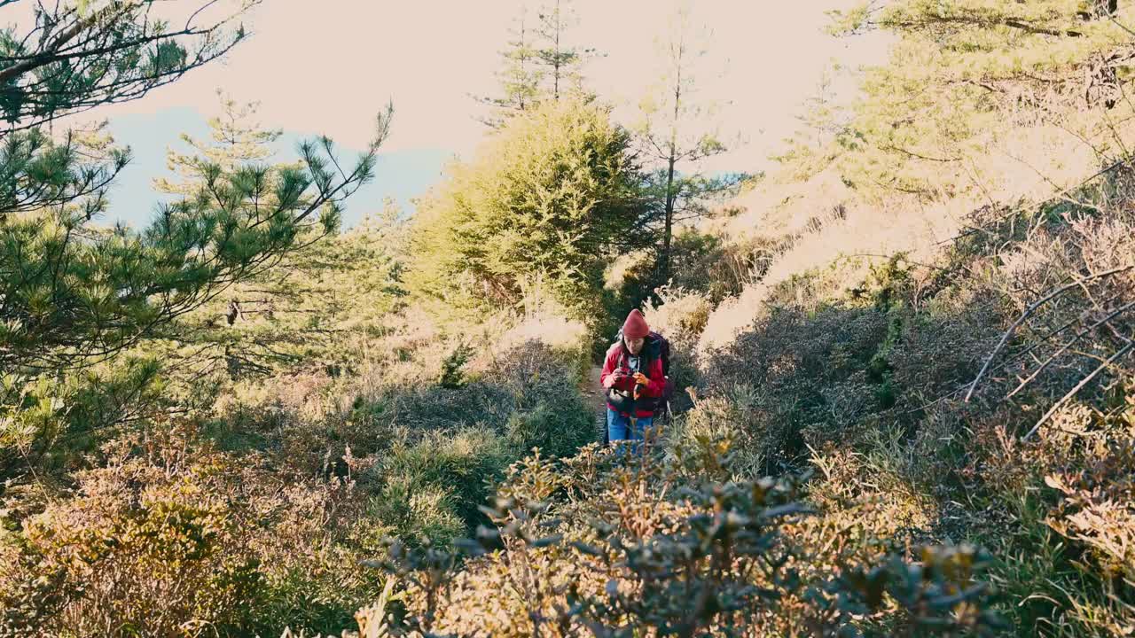 徒步旅行者独自走在山顶上。视频素材