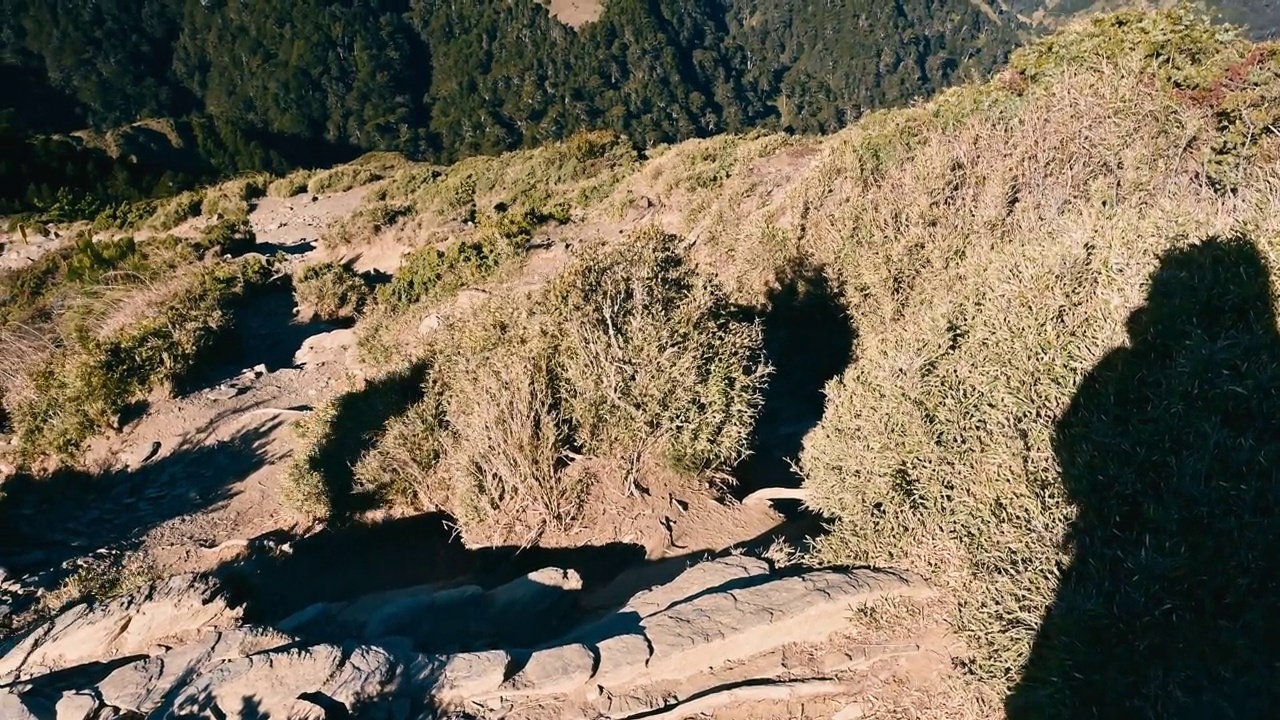 徒步旅行者独自走在山顶上。视频素材