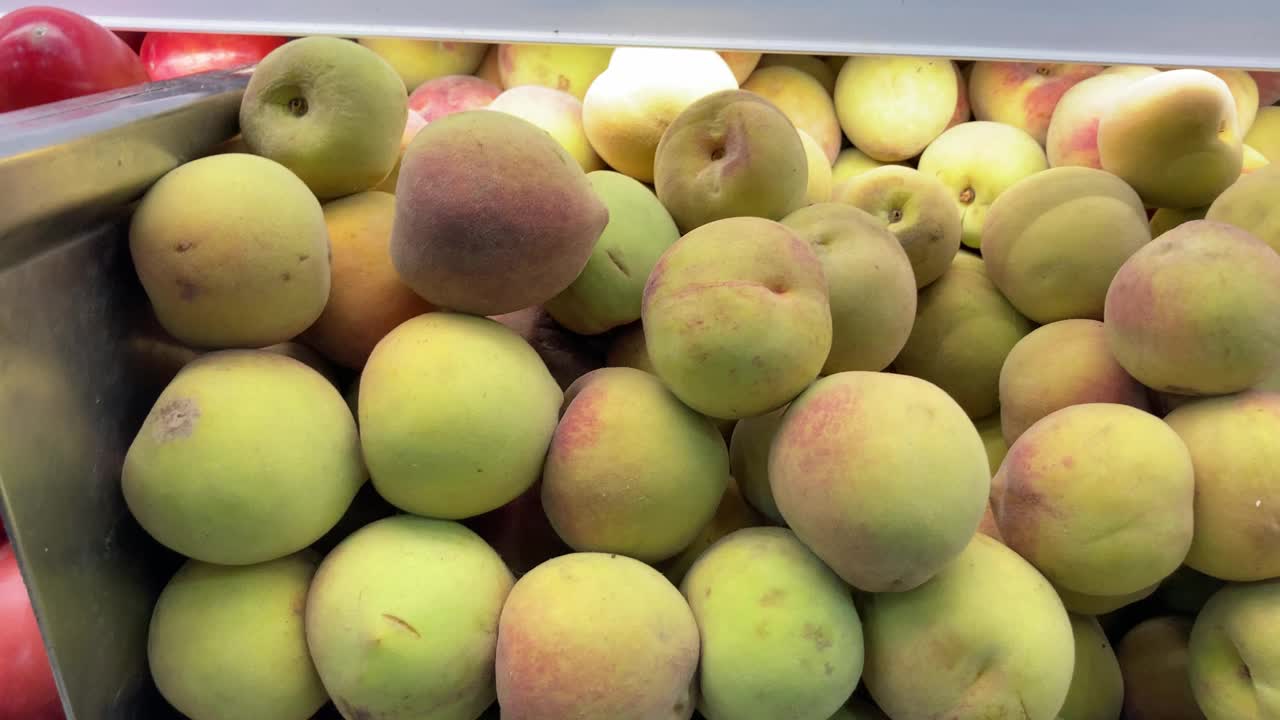 Peaches for sale in a supermarket视频素材