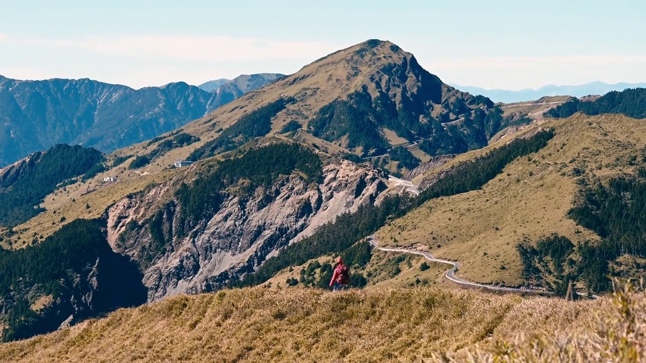 徒步旅行者独自走在山顶上。视频素材