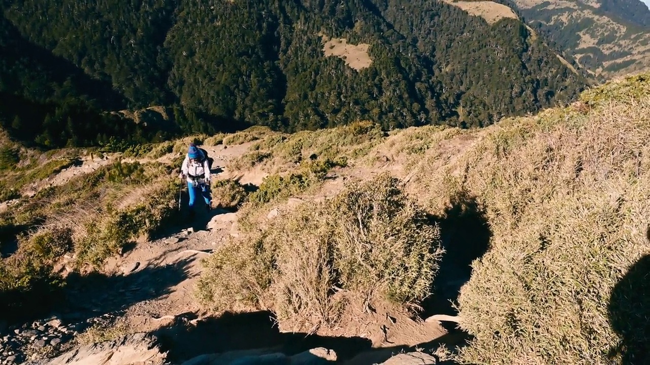 徒步旅行者独自走在山顶上。视频素材