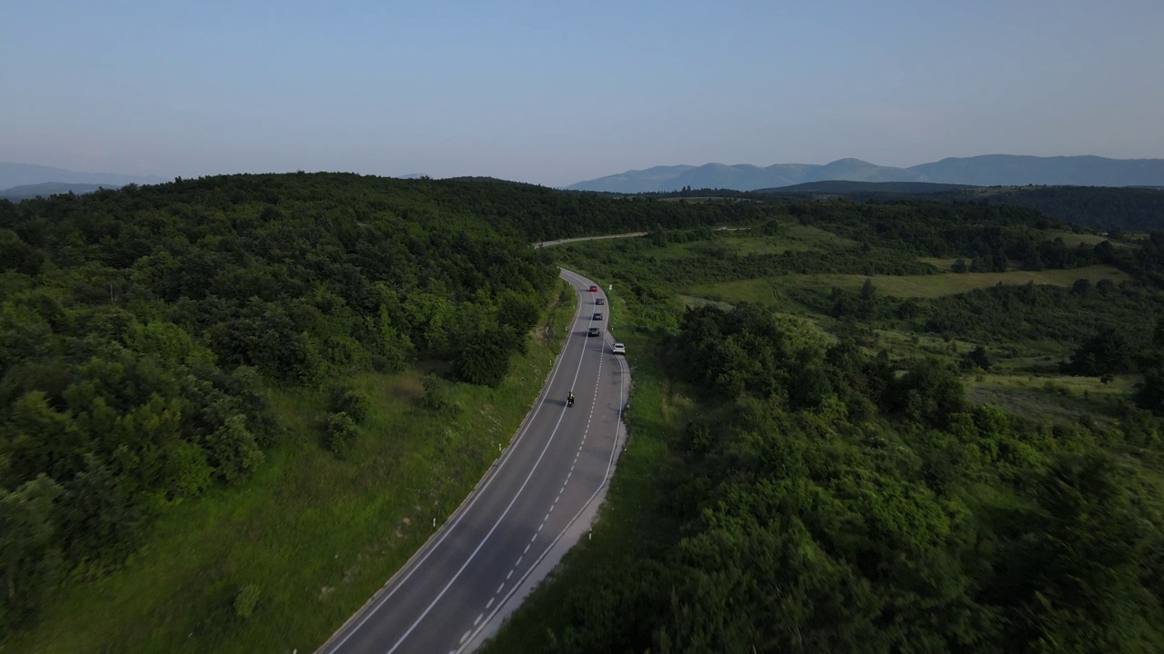 摩托车骑手驾驶骑在开放的柏油路在夏天的一天旅行概念无人机鸟瞰图塞尔维亚knjazevac视频素材