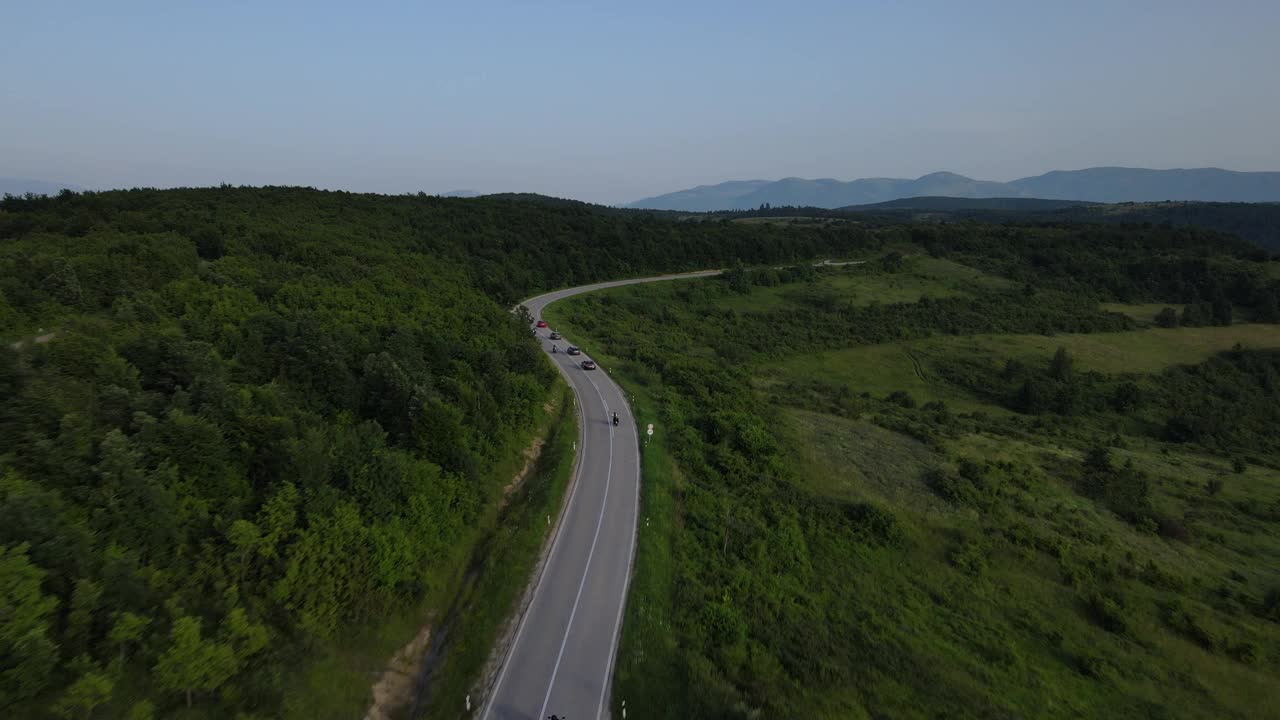 摩托车骑手驾驶骑在开放的柏油路在夏天的一天旅行概念无人机鸟瞰图塞尔维亚knjazevac视频素材