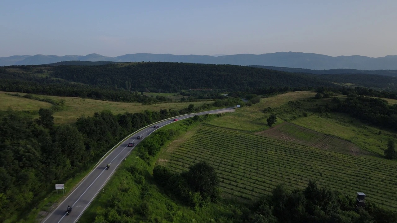 摩托车骑手驾驶骑在开放的柏油路在夏天的一天旅行概念无人机鸟瞰图塞尔维亚knjazevac视频素材