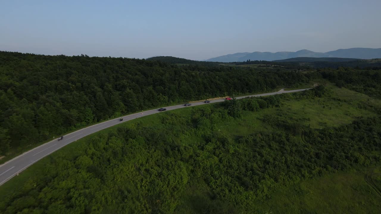 摩托车骑手驾驶骑在开放的柏油路在夏天的一天旅行概念无人机鸟瞰图塞尔维亚knjazevac视频素材