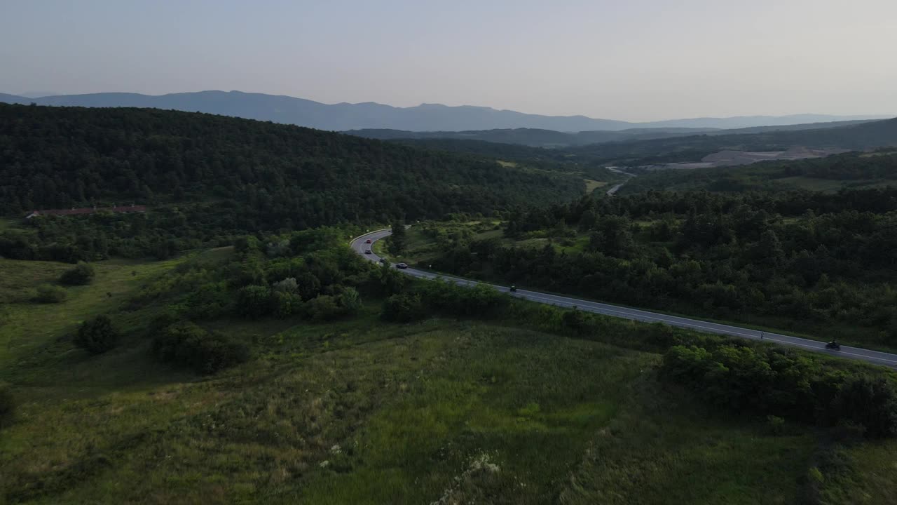 摩托车骑手驾驶骑在开放的柏油路在夏天的一天旅行概念无人机鸟瞰图塞尔维亚knjazevac视频素材