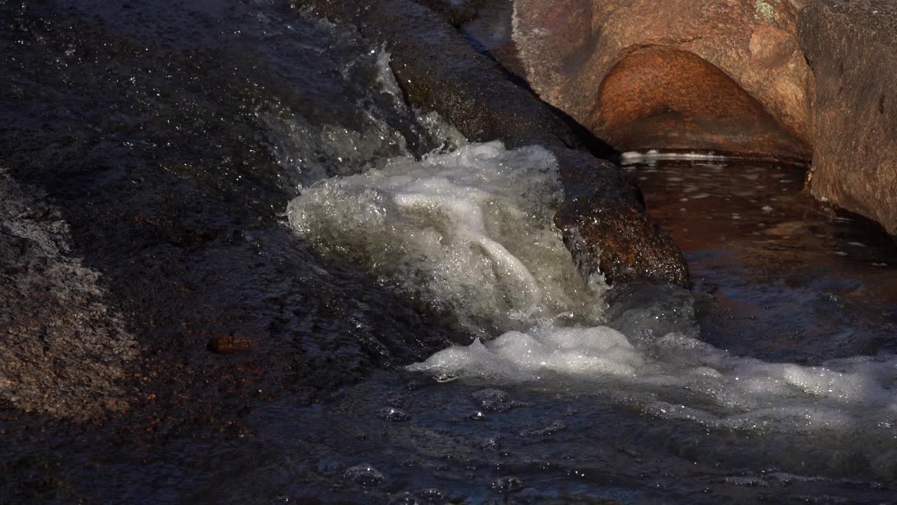 小溪里冒泡的水的特写视频素材