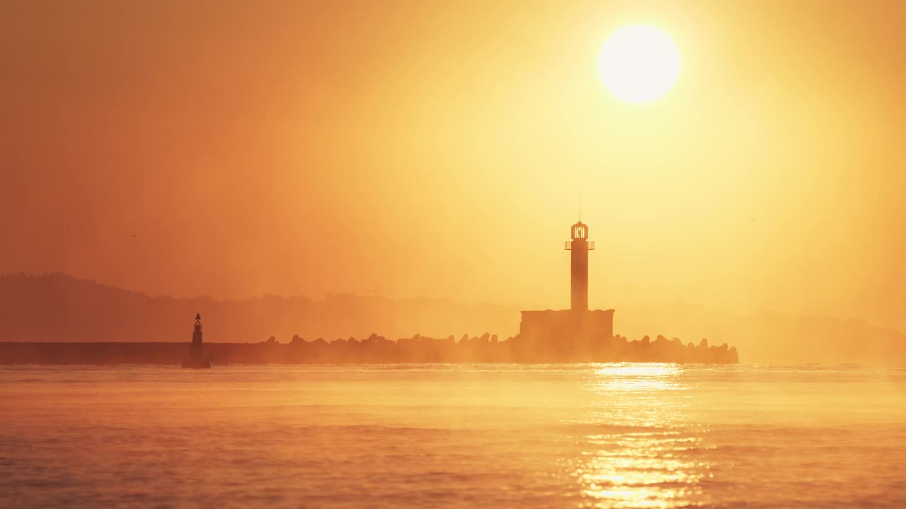 海上灯塔和海岸海滩的日出海景视频素材