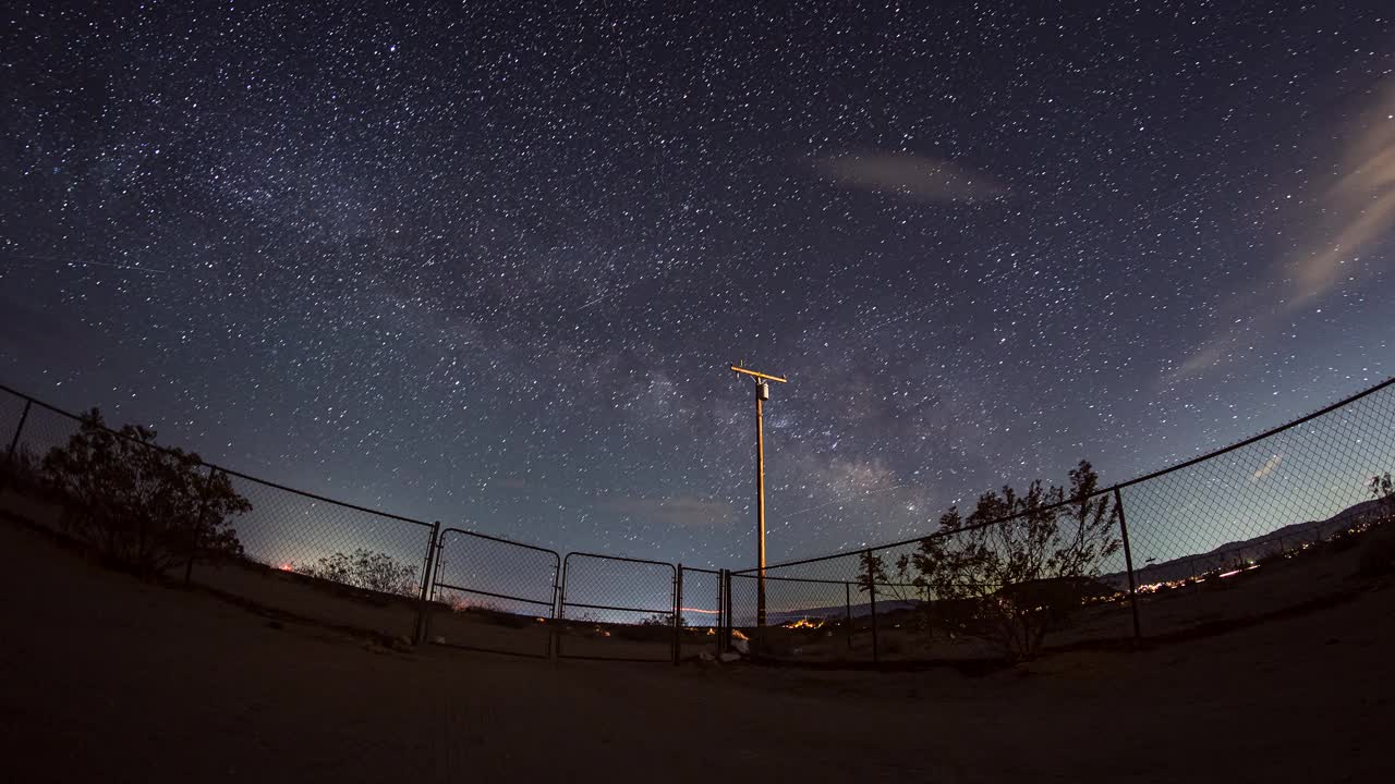 银河夜空星迹栅栏庭院时间流逝视频素材