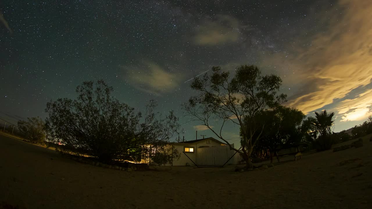 沙漠之家，夜空，星星，云朵，时间流逝视频素材