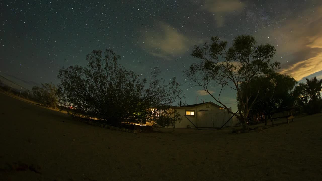 沙漠之家夜空星迹云延时视频素材