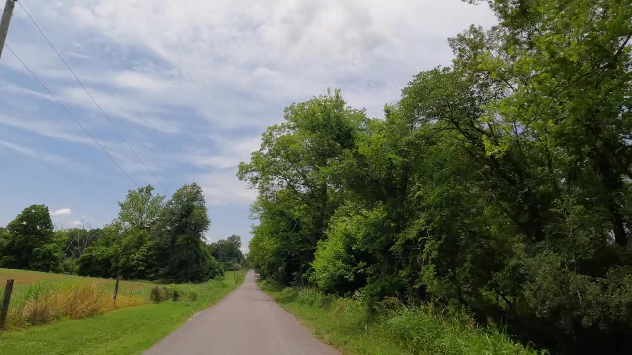 沿着乡间小路旅行视频素材