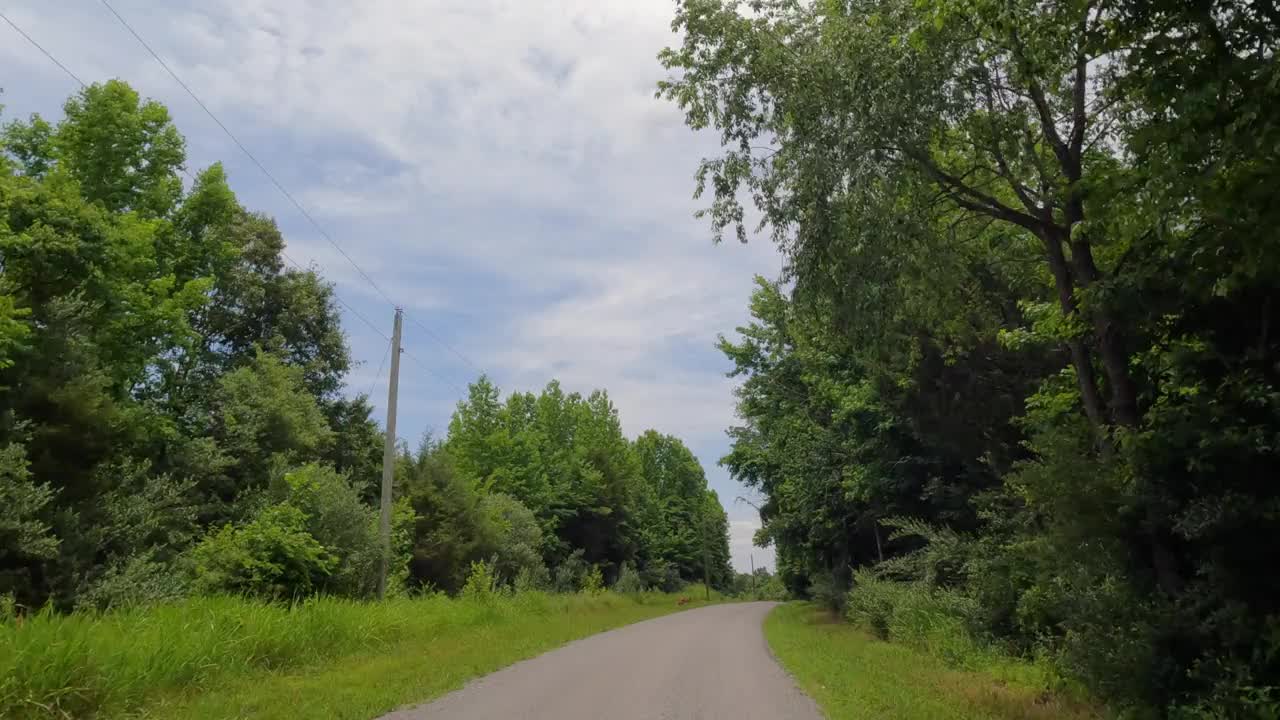 沿着乡间小路旅行视频素材