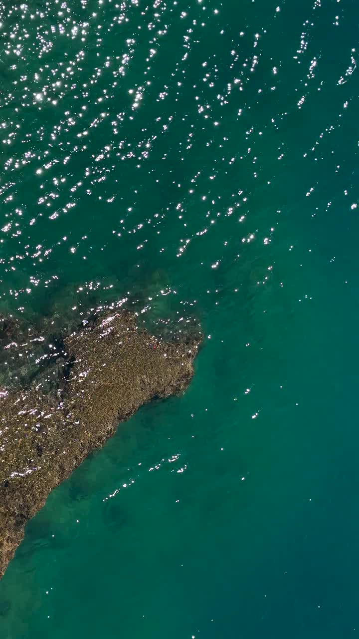 美丽的海浪和岩石视频素材