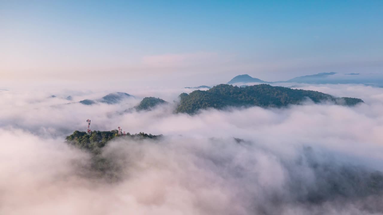 这是一个美丽的早晨，山谷被薄雾笼罩着。视频素材