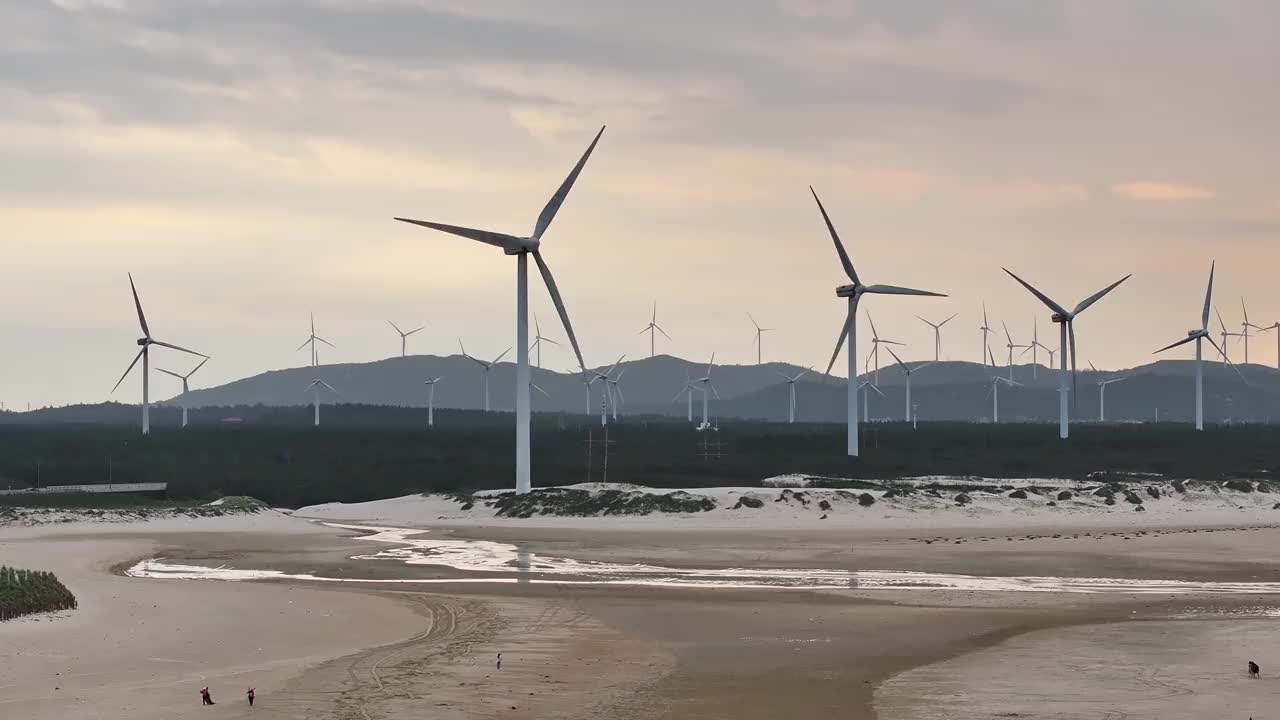 海滩风电场鸟瞰图视频素材