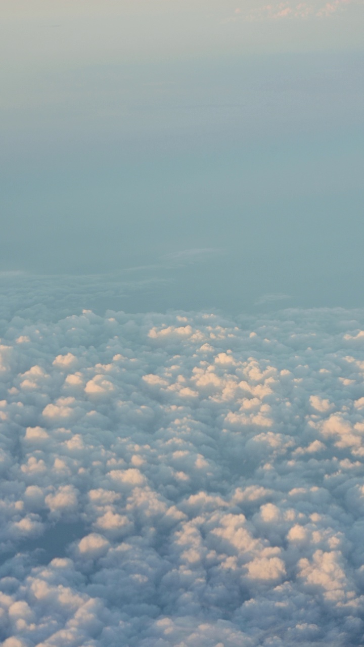 高空的全景自然阳光在积云和层层叠叠的云层中日出日落。视频素材